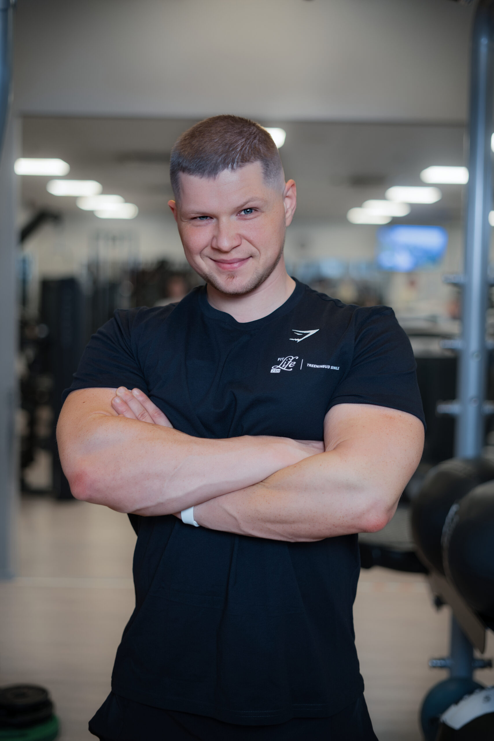 Tervist! Olen treeninud ligi 20 aastat ja sellest 10 aastat olen aidanud ka teisi nõu ja jõuga. Peamiseks alaks on keha ehitamine. Kõrvale teen ka mitmeid muid 